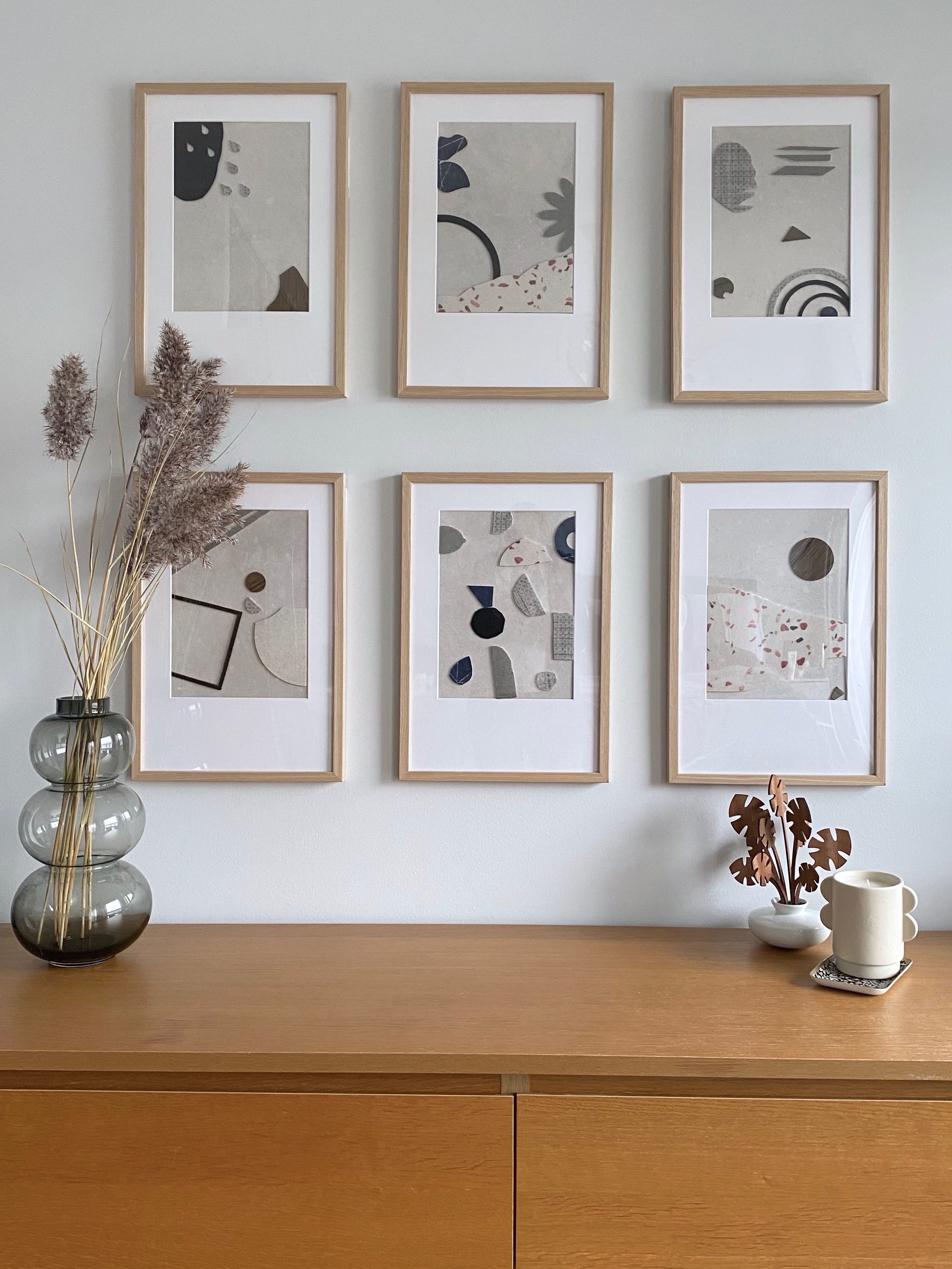 Uma parede com molduras artística e refinada