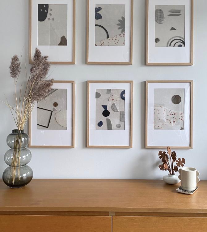 Uma parede com molduras artística e refinada