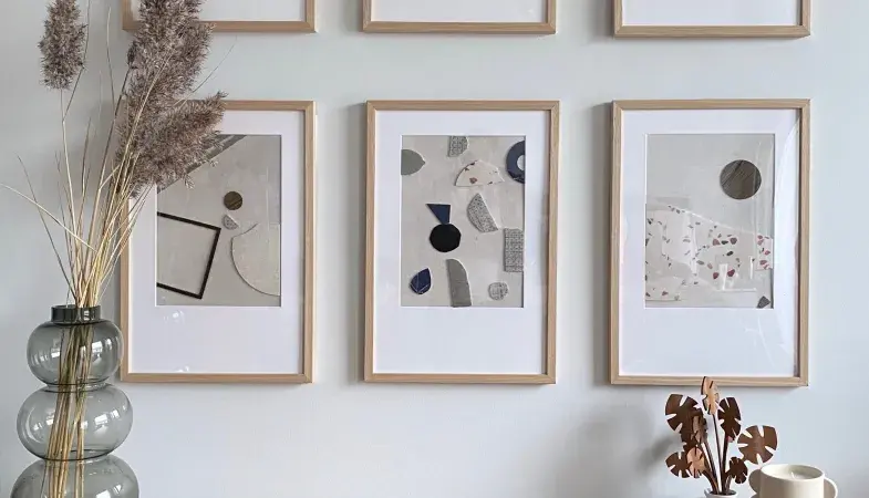 Uma parede com molduras artística e refinada